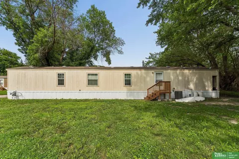 1075 W 8th St #17, North Bend, NE 68649