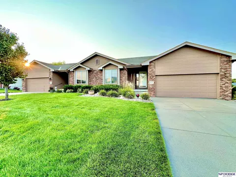 15520 Parker St, Omaha, NE 68154