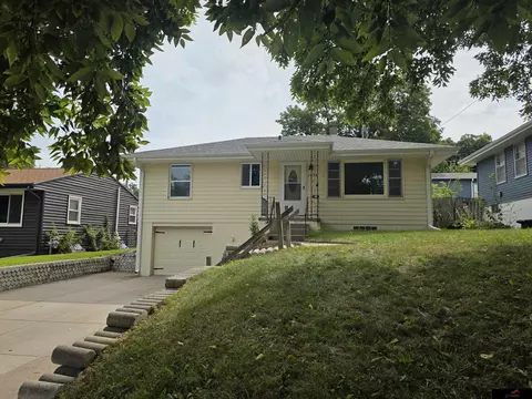 2827 S 39 St, Omaha, NE 68105