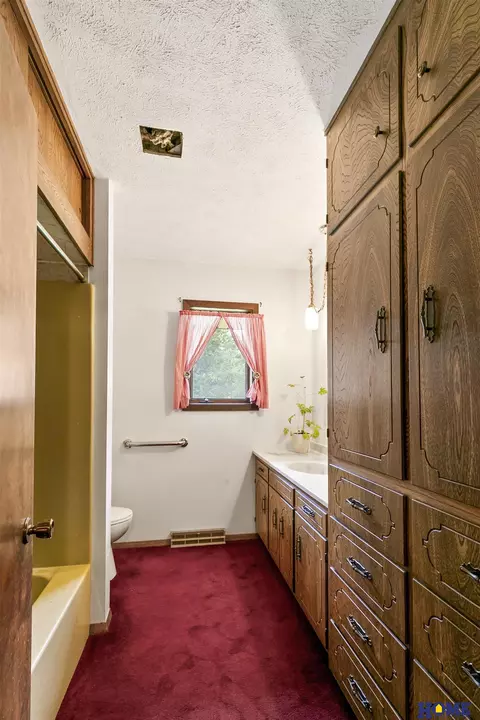 Bath - 603 E Fillmore Ave, De Witt, NE 68341 photo 1 of 4