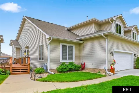 1070 Waters Edge Ct, Carter Lake, IA 51510
