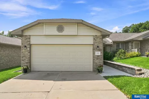 5725 Shadow Pines Ct, Lincoln, NE 68516