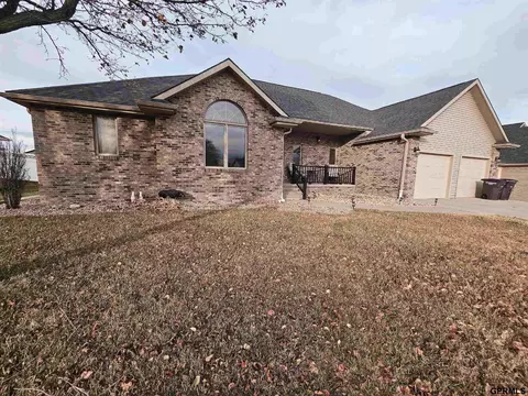 610 Leisure Ln, Hastings, NE 68901
