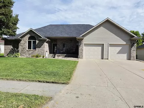 610 Leisure Ln, Hastings, NE 68901
