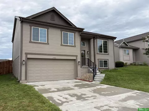 9152 Hanover St, Omaha, NE 68122