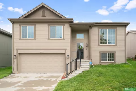 9152 Hanover St, Omaha, NE 68122