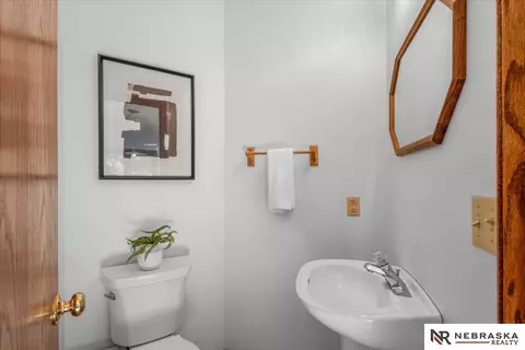 Bath - 807 Forestview Cir, Bellevue, NE 68005 photo 1 of 6