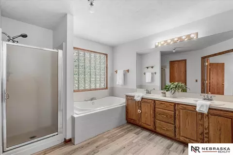 Bath - 807 Forestview Cir, Bellevue, NE 68005 photo 2 of 6