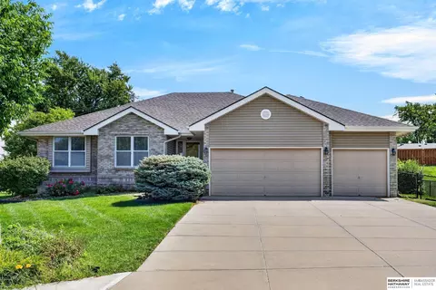 9102 S Glenview Dr, La Vista, NE 68128