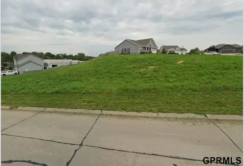 15204 Elmwood Dr, Bennington, NE 68007