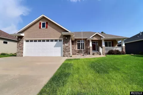 2432 Heritage Ln, Fremont, NE 68025