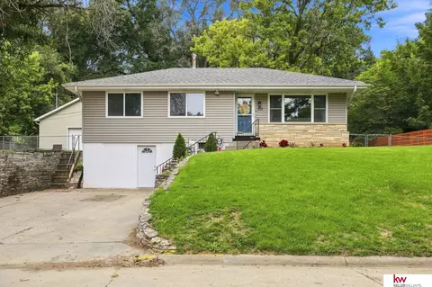 222 Pickardy Ln, Council Bluffs, IA 51503