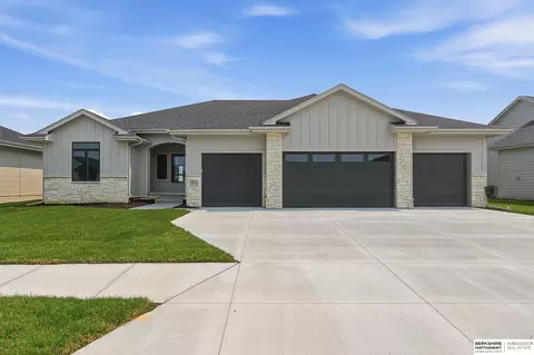 5815 N 198th St, Elkhorn, NE 68022