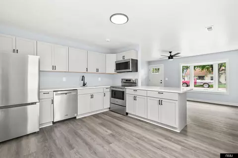 1318 Lindwood Dr, Carter Lake, IA 51510