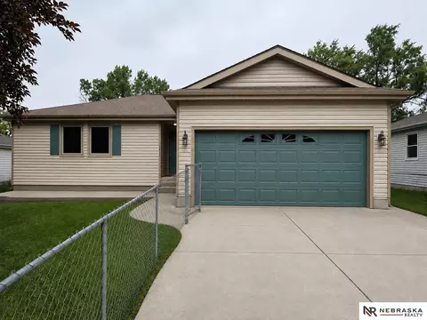 2836 NW 7th St, Lincoln, NE 68521