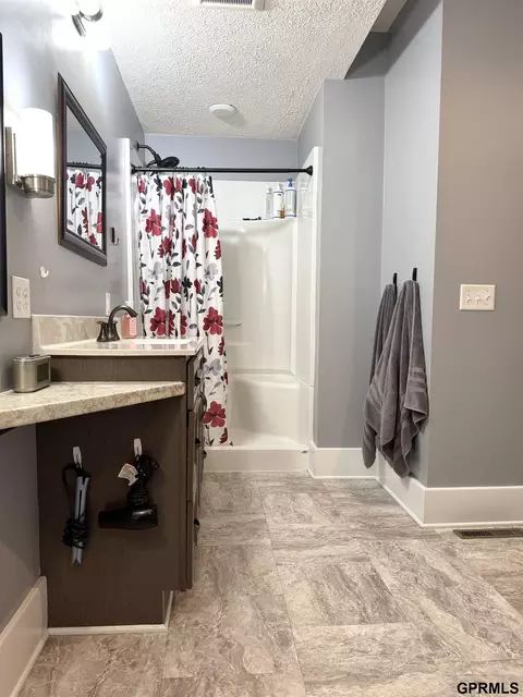 Bath - 505 5th St, Deshler, NE 68340 photo 2 of 7