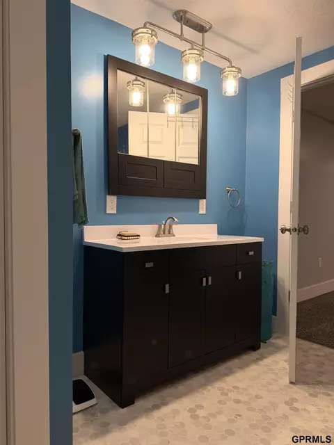Bath - 505 5th St, Deshler, NE 68340 photo 6 of 7