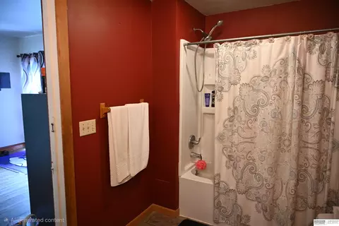 Bath - 724 N 10th St, Beatrice, NE 68310 photo 2 of 4