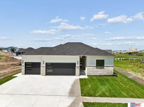8100 Sasha Ave, Lincoln, NE 68516