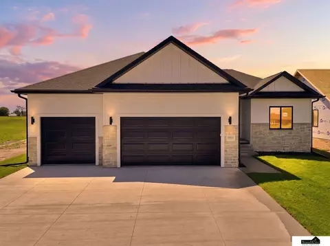 8821 Honeybee Ln, Lincoln, NE 68526