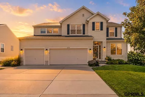2440 Glacier Dr, Papillion, NE 68046