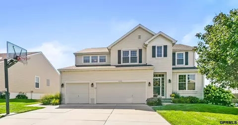 2440 Glacier Dr, Papillion, NE 68046