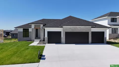 5608 N 213th St, Elkhorn, NE 68022