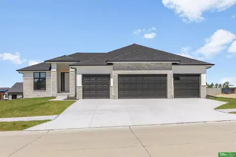 5608 N 213th St, Elkhorn, NE 68022