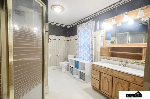 Bath - 653 N Dakota St, Superior, NE 68978 photo 2 of 3