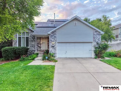7432 Grand Oaks Dr, Lincoln, NE 68516