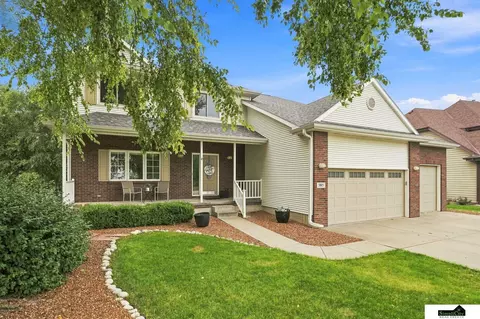 5915 Arrowwood Rd, Lincoln, NE 68526