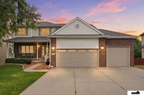 5915 Arrowwood Rd, Lincoln, NE 68526