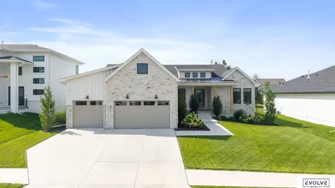 21315 E St, Elkhorn, NE 68022