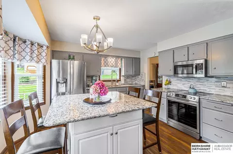 705 Hogan Dr, Papillion, NE 68046