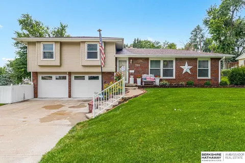 705 Hogan Dr, Papillion, NE 68046