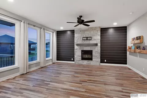 Living - 925 Elm Cir, Springfield, NE 68059 photo 2 of 3