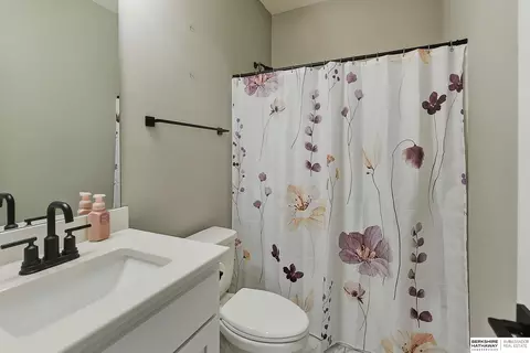 Bath - 925 Elm Cir, Springfield, NE 68059 photo 1 of 4