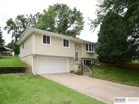 5907 Deerwood Dr, Lincoln, NE 68516