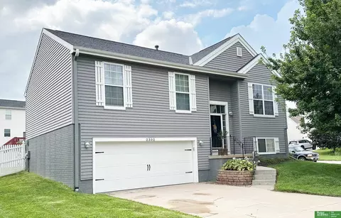 2302 S Mineral Dr, Papillion, NE 68046