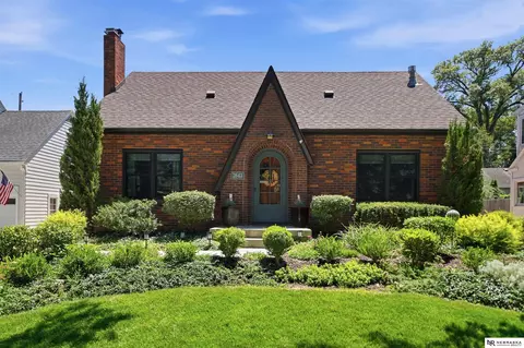 2643 Woodsdale Blvd, Lincoln, NE 68502