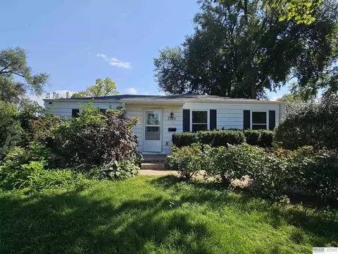7735 Nicholas Cir, Omaha, NE 68114