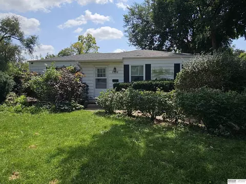 7735 Nicholas Cir, Omaha, NE 68114