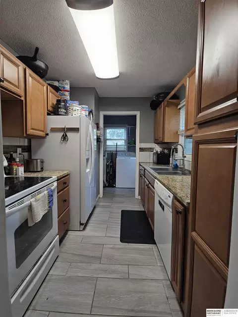 7735 Nicholas Cir, Omaha, NE 68114