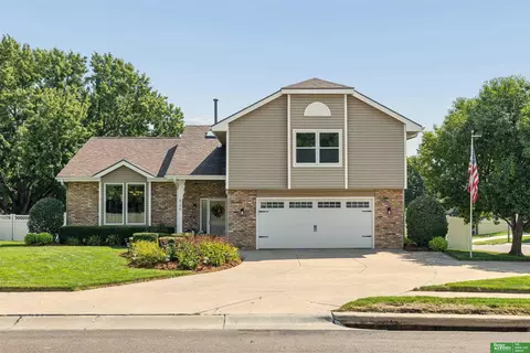 820 Oak Ridge Rd, Papillion, NE 68046
