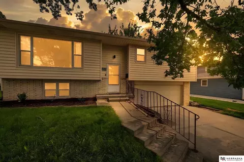 810 S Grandview Ave, Papillion, NE 68046