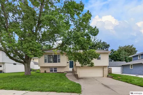 810 S Grandview Ave, Papillion, NE 68046