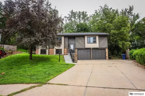 802 Moore Dr, Bellevue, NE 68005