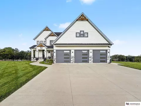 6612 Pawnee Cir, Omaha, NE 68152