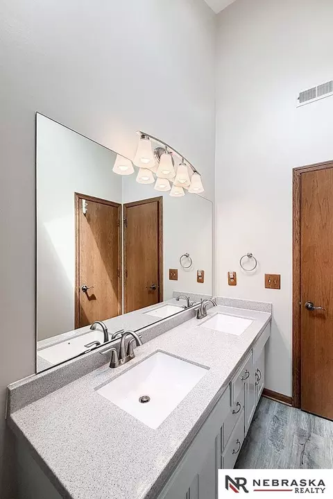 Bath - 14465 Patrick Ave, Omaha, NE 68116 photo 7 of 9