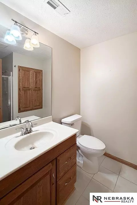 Bath - 14465 Patrick Ave, Omaha, NE 68116 photo 6 of 9